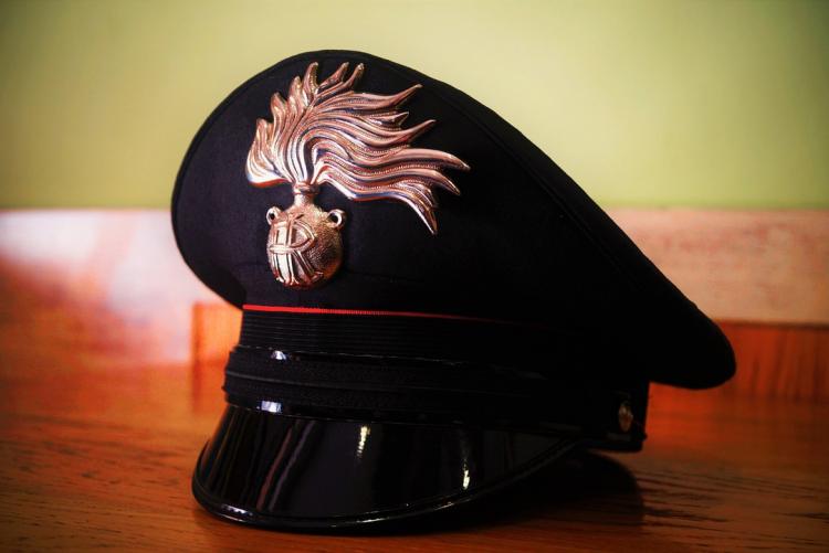berretto della divisa dei carabinieri foto di Barbara Bonanno da Pixabay