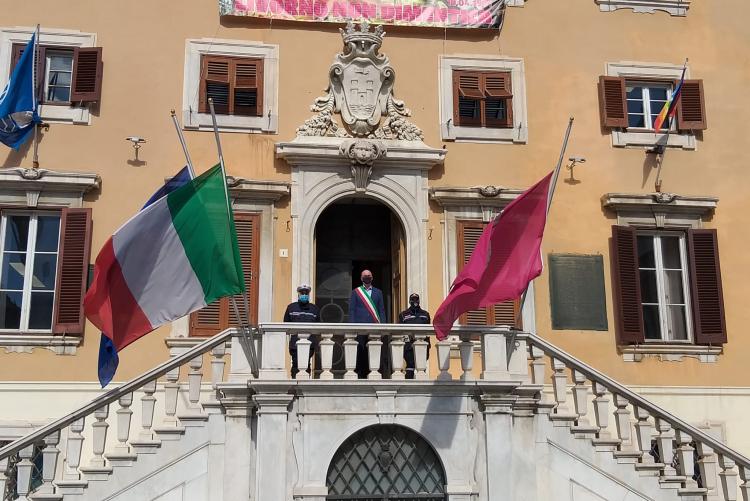 Il Sindaco che osserva un minuto di silenzio. Bandiere a mezz'asta