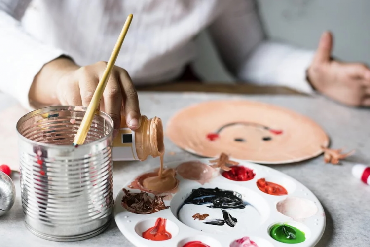 immagine di bambini che dipingono
