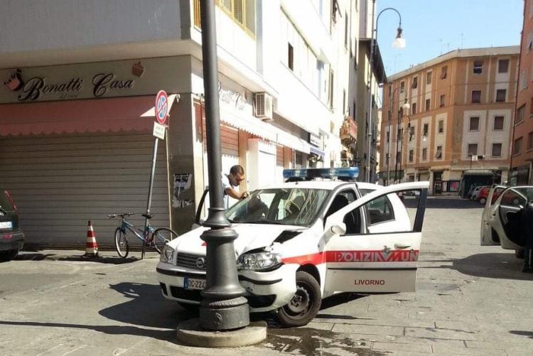 Foto incidente auto polizia municipale