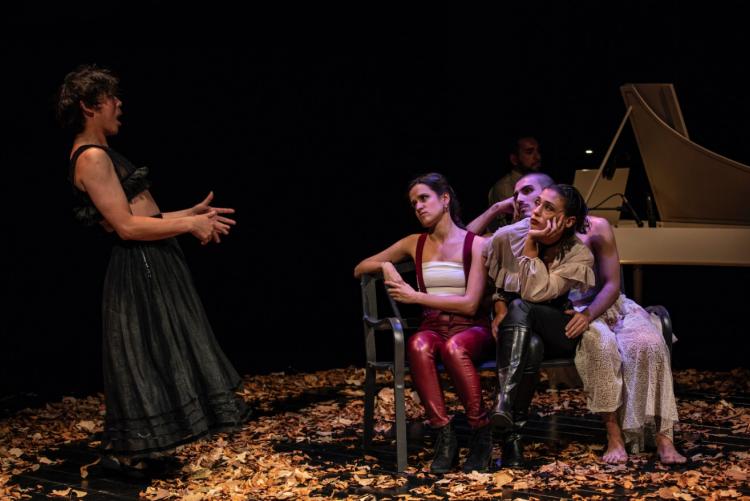 nella foto, una scena