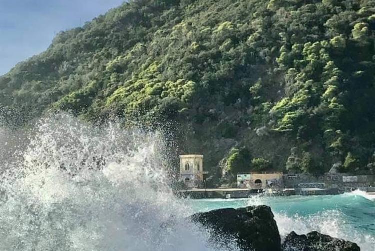 Veduta della baia del Rogiolo e nello sfondo Castel Sonnino