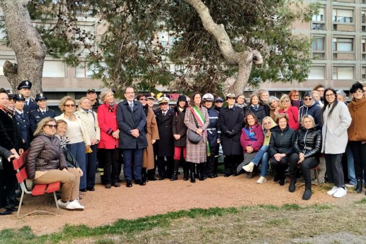 Foto di gruppo scattata al termine della cerimonia di inagurazione. Al centro la vicesindaca Libera Camici. 