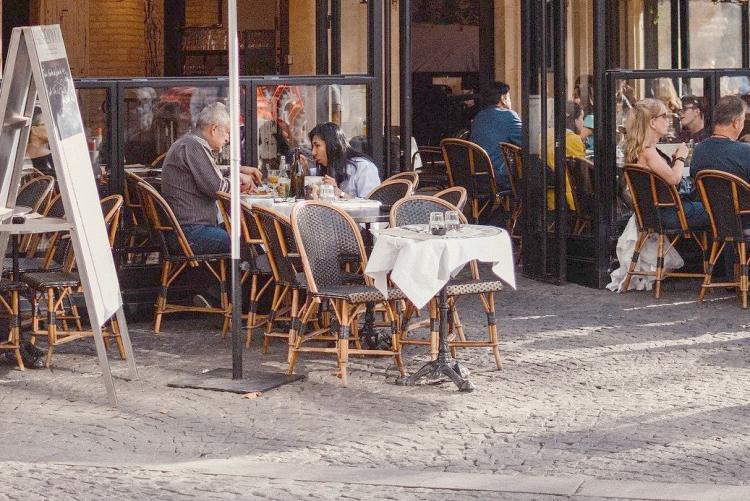 Tavolini di un ristorante sul suolo pubblico