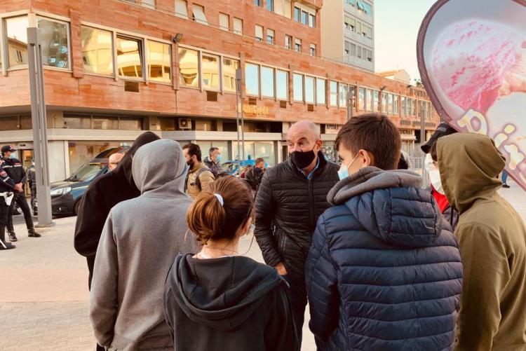 Il Sindaco che parla con i giovani in piazza Attias