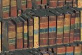 Collage di libri sovrapposti gli uni agli altri Collage di libri sovrapposti gli uni agli altri