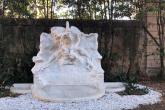 fontana in marmo raffigurante “Leda e il cigno”, parco di villa Fabbricotti fontana in marmo raffigurante “Leda e il cigno”, parco di villa Fabbricotti