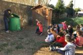 Foto dei bambini delle Natali con la compostiera
