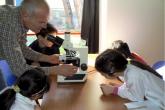 Bambini nell'aula scientifica